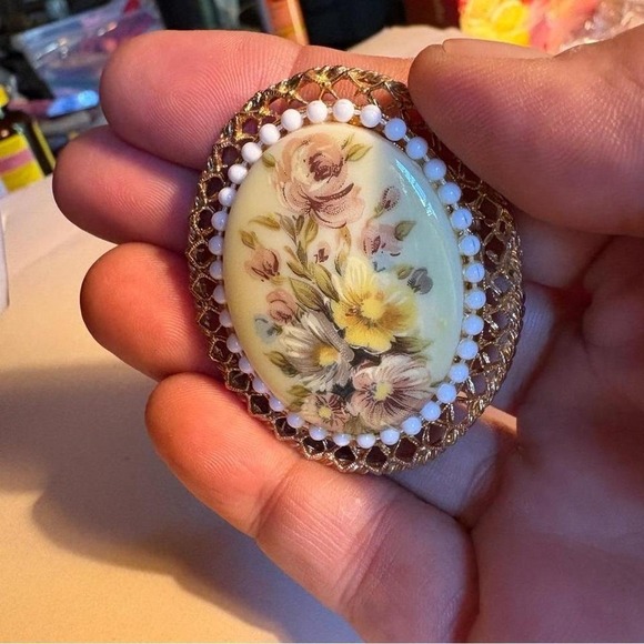 Floral cameo broach - Picture 3 of 7